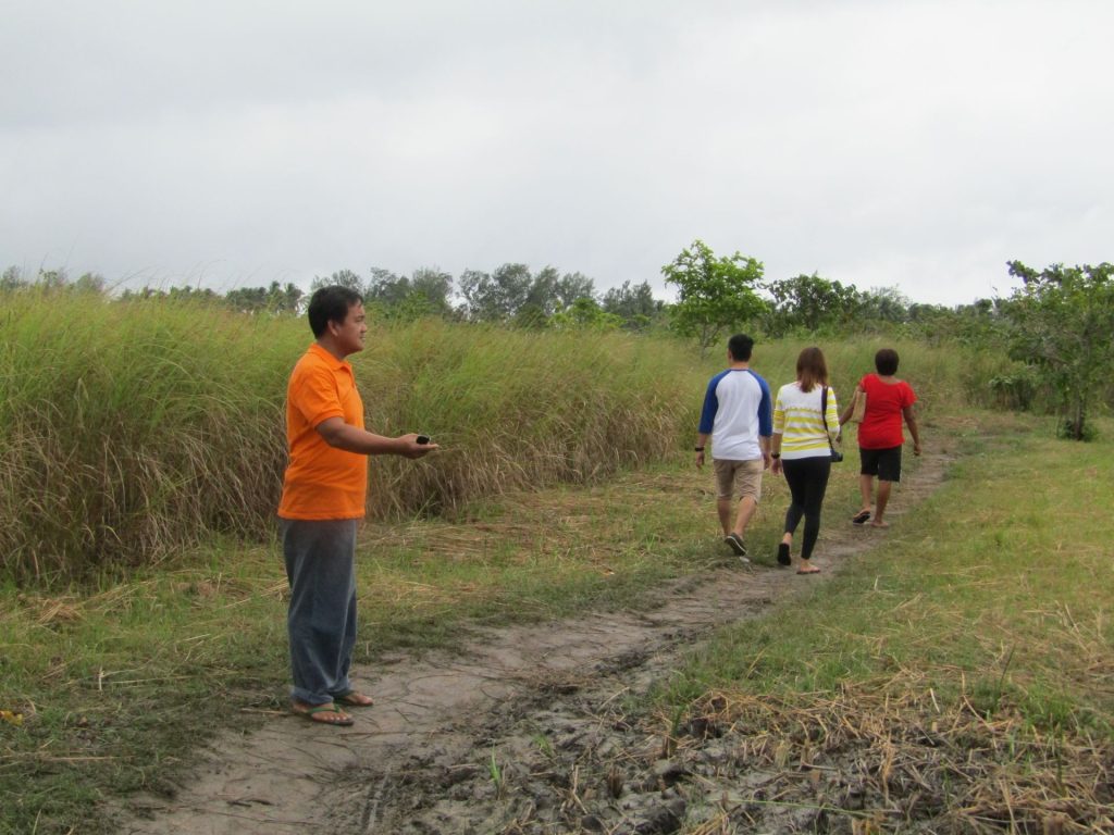 Aling Baby tags Mat and Johan along while Lelen 'takes five'.
