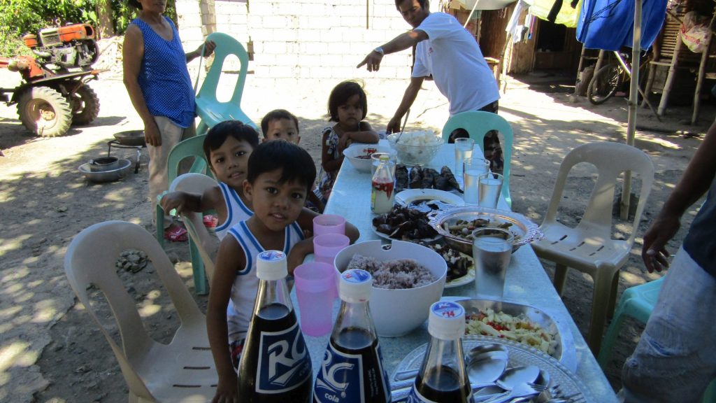 The kids can't wait to lay their hands on the sumptuous food on the table. The kids can't wait to lay their hands on the food!