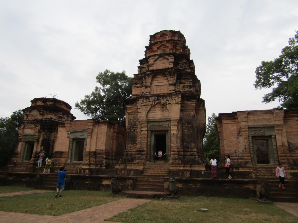 Between Angkor Wat and Bantay Kdei are these five (5) brick sanctuaries of Prasat Kravan.