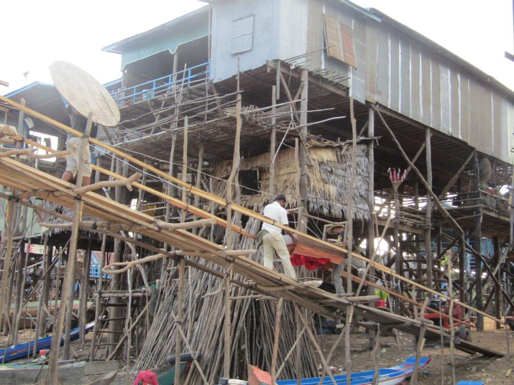 Houses on stilts in "Meanchey Kampong Phluk" in Siem Reap.
