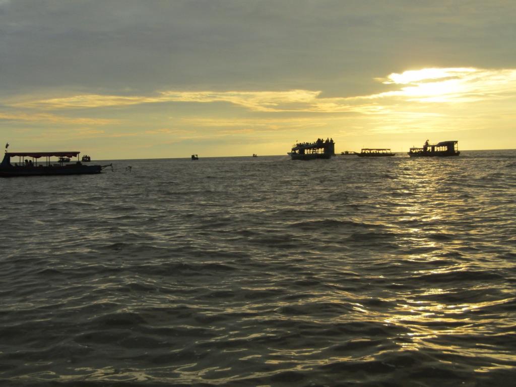 The river connects Lake Tonlé Sap with the Mekong River.