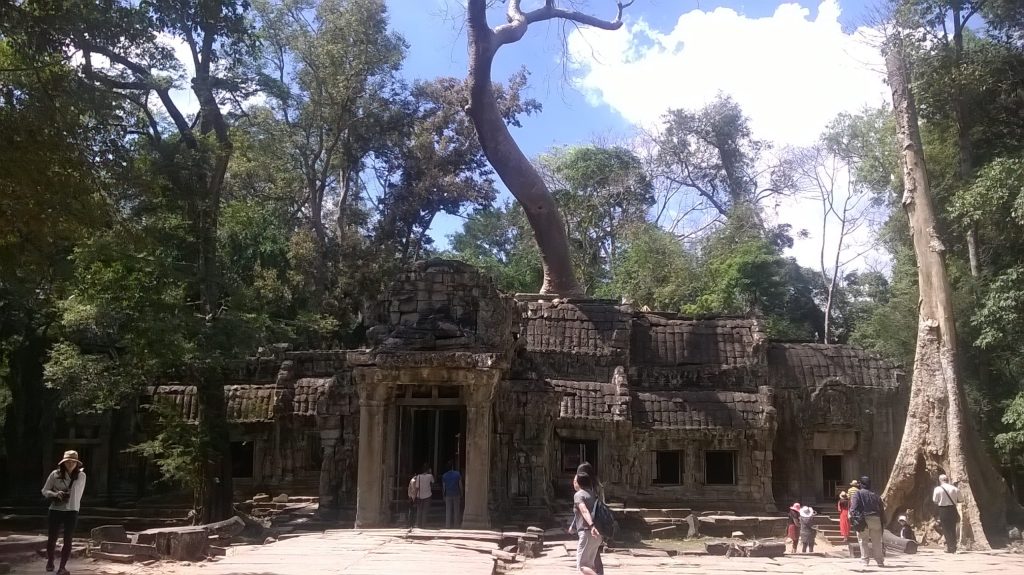 Ta Prohm features a set of concentric galleries with corner towers and "gopuras".