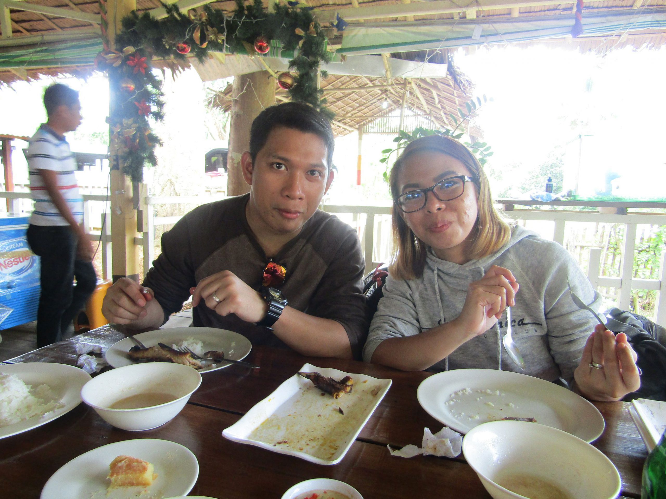 Lunch break at "Elfredo's Manukan (Chicken House) & Seafood Restaurant" during the 5-hour-long ride aboard a private van from Puerto Princesa to El Nido in Palawan.