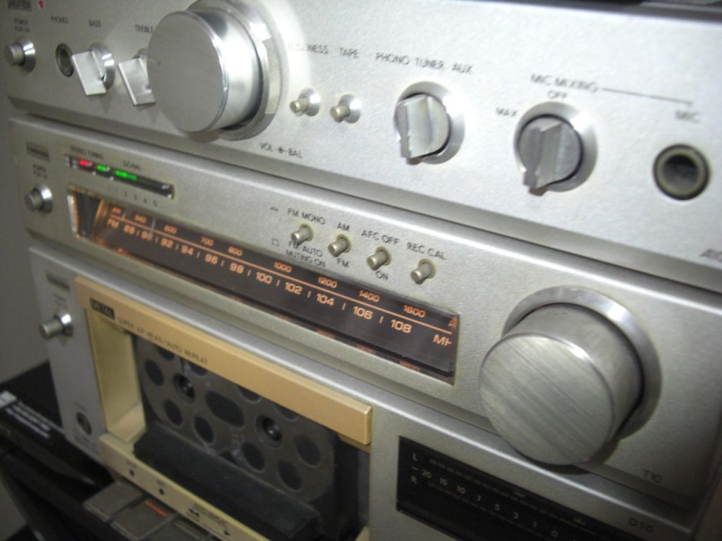 Aside from machined-aluminum chassis, Toshiba utilized the best electronics components like toroidal capacitors, FETS, and ICs.,