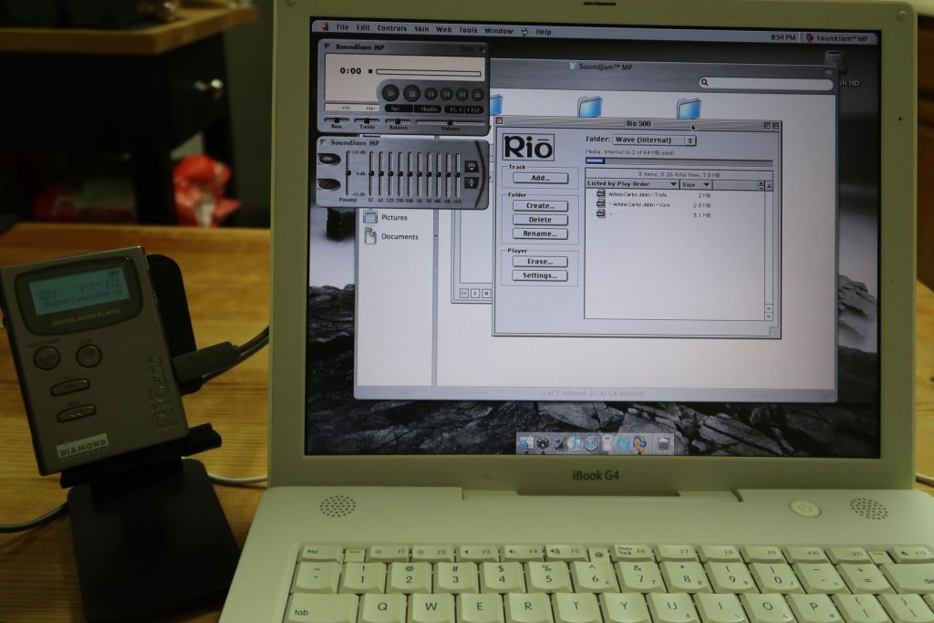 Transferring MP3s via SoundJam MP using my vintage iBook G4 with MacOS X 10.4.11 (Tiger). SoundJam MP runs under System 9.2.2 in Classic Mode.