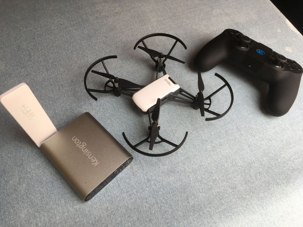 Just connect your smartphone (with the Tello app) to the controller and you're all set! Just attach a smartphone (with the Tello app) to the controller and you're all set!