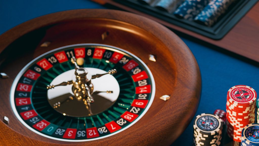 The lure of "quick money" more often ends up in regret. Roulette Roulette Table Chips Money - AidanHowe / Pixabay